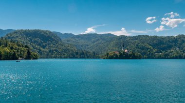 Berrak bir yaz gününde Dağ Gölü Kanadı. 