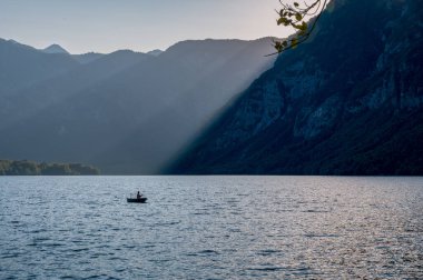 Bohinj Dağı 'nın üzerinde gün batımı.