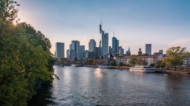 Frankfurt am Main, Almanya 'da mali ve ticari bölge, nehir üzerinde ufuk çizgisi