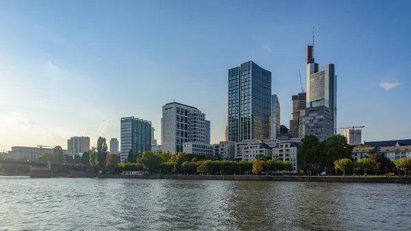 Frankfurt am Main, Almanya 'da mali ve ticari bölge, nehir üzerinde ufuk çizgisi