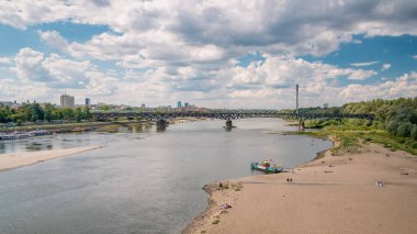 Varşova 'nın Vistula Nehri kıyısındaki yaz şehri plajı şehre bakıyor.