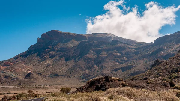 Tenerife 'nin Kanarya Adası' ndaki volkanik dağlar ve kayalar. Yaz tatili için turizm beldesi.