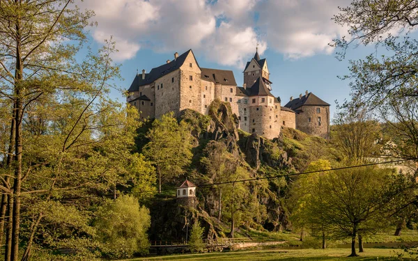 Batı Bohemya 'daki taş madalyonun üzerindeki gotik şato.