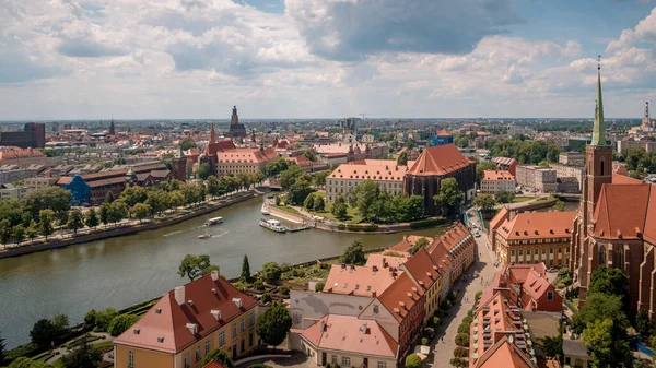 Odra Nehri ile Polonya 'da Wroclaw' ın yaz manzarası