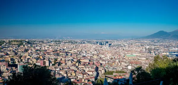 İtalya 'nın Napoli Panorama şehrinde bir yaz günü arka planda Vesuvius volkanı vardı. 