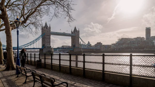 Londra 'nın Thames Nehri üzerindeki Kule Köprüsü. Güneşli bir kış öğleden sonrası.