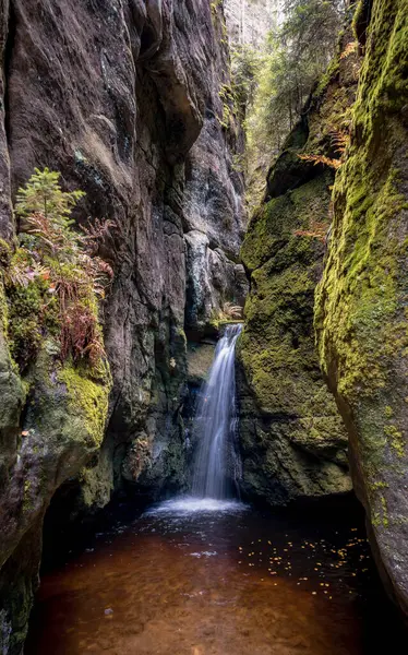 Çek Cumhuriyeti 'nin Adrpach kayaları arasında büyük bir şelale var.