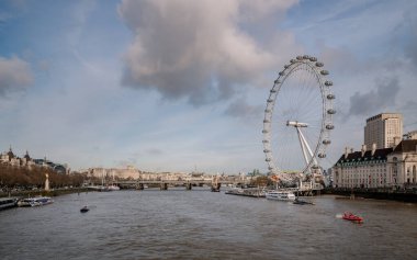 Londra 'daki Thames Nehri manzarası. Tekneler, Londra' nın Gözü ve köprü.