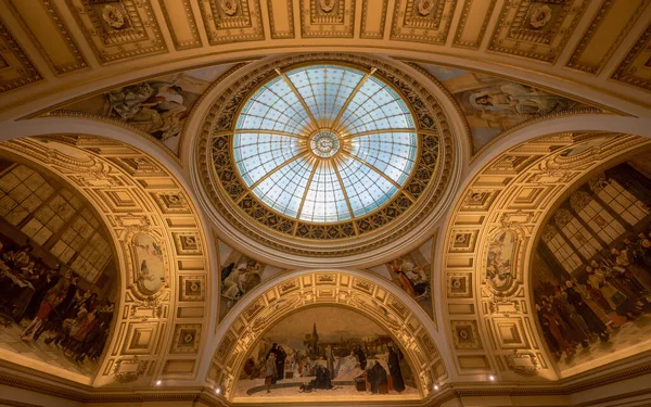 Prag, Çek Cumhuriyeti - 11.19.2023: Çek Cumhuriyeti 'nin Prag kentindeki Wenceslas Meydanı' nda bulunan Çek Ulusal Müzesi 'nden Cupola