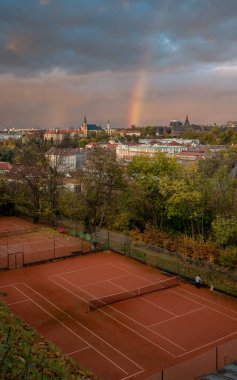 Gökkuşağı ve yağmur bulutlarıyla Prag Panoraması