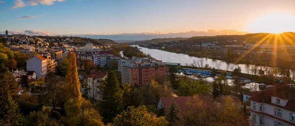 Prag 'ın Vysehrad' ından Vltava nehri manzarası
