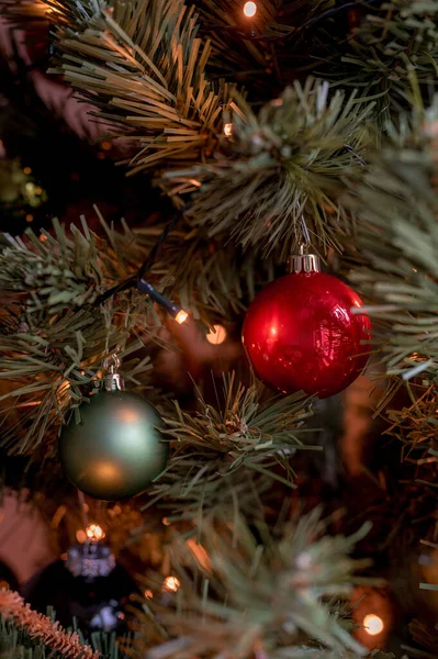 Kırmızı ve yeşil takılar Noel ağacında Işıklı.