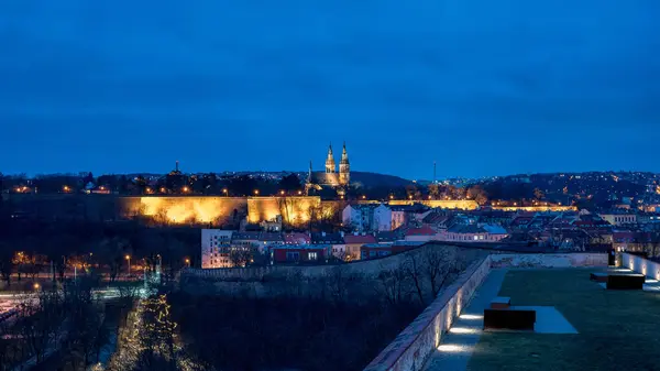 Prag 'ın Vyehrad' ının ve katedralinin gece görüşü