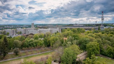 Prag 'ın görkemli Strahovsk Stadyumu ve tarihi Petn Tower' dan yakalanan Koleje Strahov da dahil olmak üzere ikonik simgelerinin nefes kesici manzarasının tadını çıkarın.. 