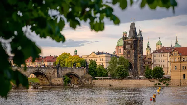 Prag, Çek Cumhuriyeti - 06.01.2024: Çek Cumhuriyeti Prag 'da Charles Köprüsü