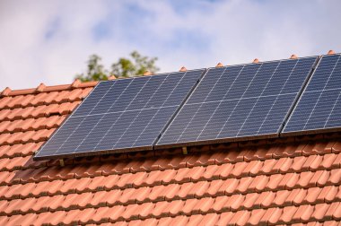 Döşeme çatısındaki güneş panelleri, yenilenebilir enerji, sürdürülebilir yaşam.