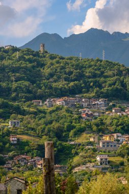 Lago di Como 'ya bakan görkemli bir yamaç köyü, yemyeşil ve görkemli dağlarla çevrili..