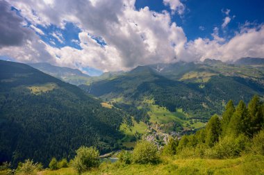 İtalya 'dan İsviçre' ye uzanan Alp Dağları 'nın nefes kesici panoramik manzarası. Verimli yeşil vadiler, yoğun ormanlar ve yüksek tepeler çarpıcı bir doğal manzara yaratır..