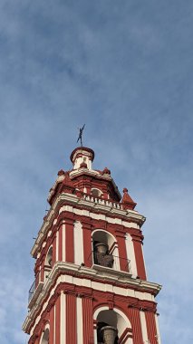 Şehir sahnesi kilise çanı gökyüzü