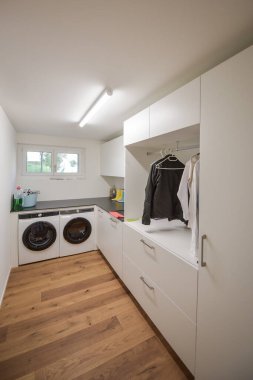 Modern çamaşır odası - banyo - rezidans evindeki çamaşır makinesi 