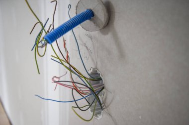 Bir voltaj soketinin kurulumu ve saldırganlığı, elektrik kablolarının planlanması 