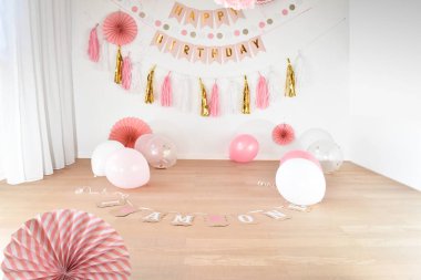 Bebek Kızların İlk Doğum günü Partisi Dekorasyonu
