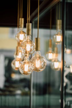 Eski moda bir kolye lambasını kapat