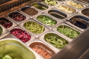 Vejetaryen yemekleri veya restoranlarda taze ve sağlıklı yiyeceklerle dolu gastronorm tepsileri.