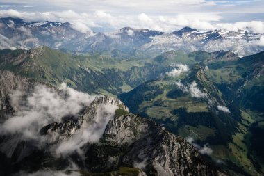 İsviçre 'deki grenchen havaalanından İsviçre Alplerini görmek için gelen bir süper hafif uçakla.