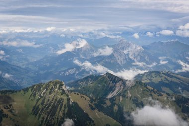 İsviçre 'deki grenchen havaalanından İsviçre Alplerini görmek için gelen bir süper hafif uçakla.