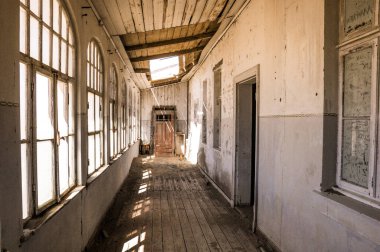 Kayıp bir yerin içi - koridor