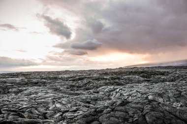 Patlamış lav sahasının üzerinde bir keşif gezisi
