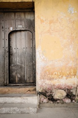 Antika ahşap kapı Küba evine açılıyor.