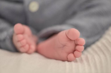 Mavi pamuklu yeni doğmuş bir bebeğin ayakları