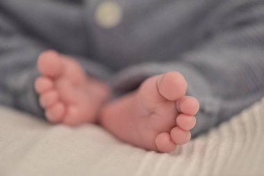 Mavi pamuklu yeni doğmuş bir bebeğin ayakları