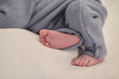 Mavi pamuklu yeni doğmuş bir bebeğin ayakları