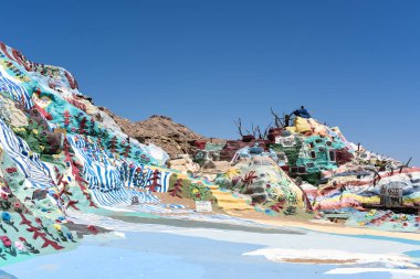 Niland, California, ABD - 06.03.2019: Leonard Knights Niland, Kaliforniya 'nın dışındaki Beal Road' da Kurtuluş Dağı 'nı boyadı.