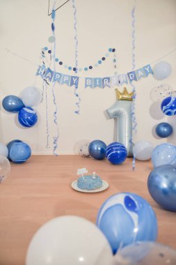 Bir yaşındaki bir çocuk için mavi balonlu ilk doğum günü partisi dekorasyonu, boş telif alanı arka planı