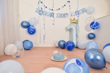 Bir yaşındaki bir çocuk için mavi balonlu ilk doğum günü partisi dekorasyonu, boş telif alanı arka planı