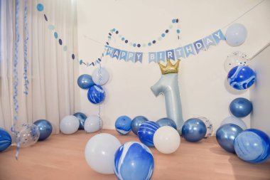 Bir yaşındaki bir çocuk için mavi balonlu ilk doğum günü partisi dekorasyonu, boş telif alanı arka planı
