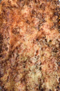 Fırından yeni çıkmış bir lazanya.