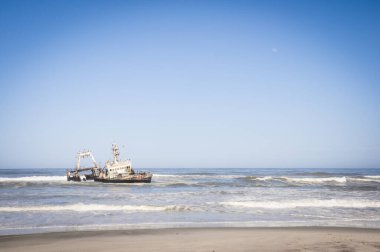 Namibya 'daki iskelet kıyılarında batık bir tekne.