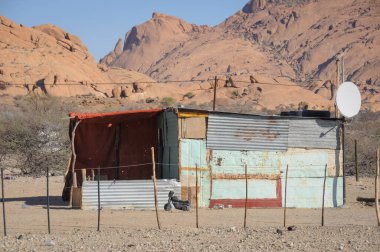 Spitzkoppe dağlarına panoramik manzaralı yerel bir ev.