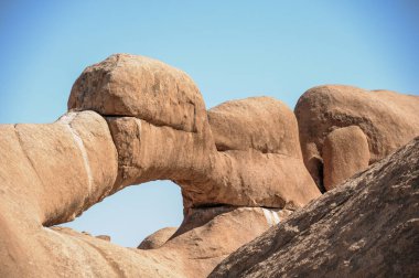 Spitzkoppe dağlarındaki ünlü kaya oluşumlarının panoramik görüntüsü