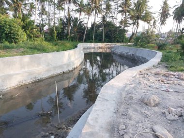 Nehir duvarı, nehir taşından yapılma setten yapılma.