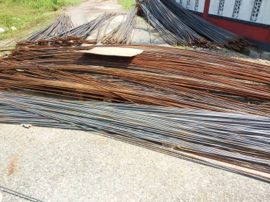 İnşaat alanında bir yığın çelik takviyesi.