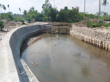 Nehir duvarı, nehir taşından yapılma setten yapılma.