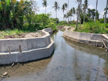 Nehir duvarı, nehir taşından yapılma setten yapılma.
