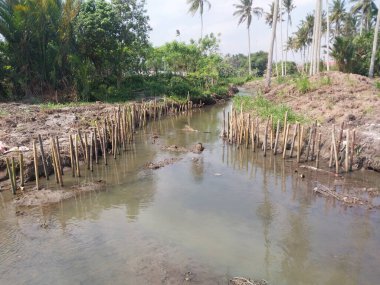 Nehir duvarı, nehir taşından yapılma setten yapılma.