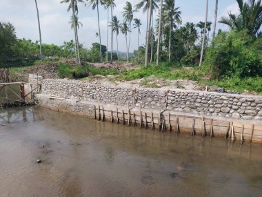 Nehir duvarı, nehir taşından yapılma setten yapılma.